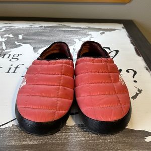 north face thermoball mules in pink, size 8!